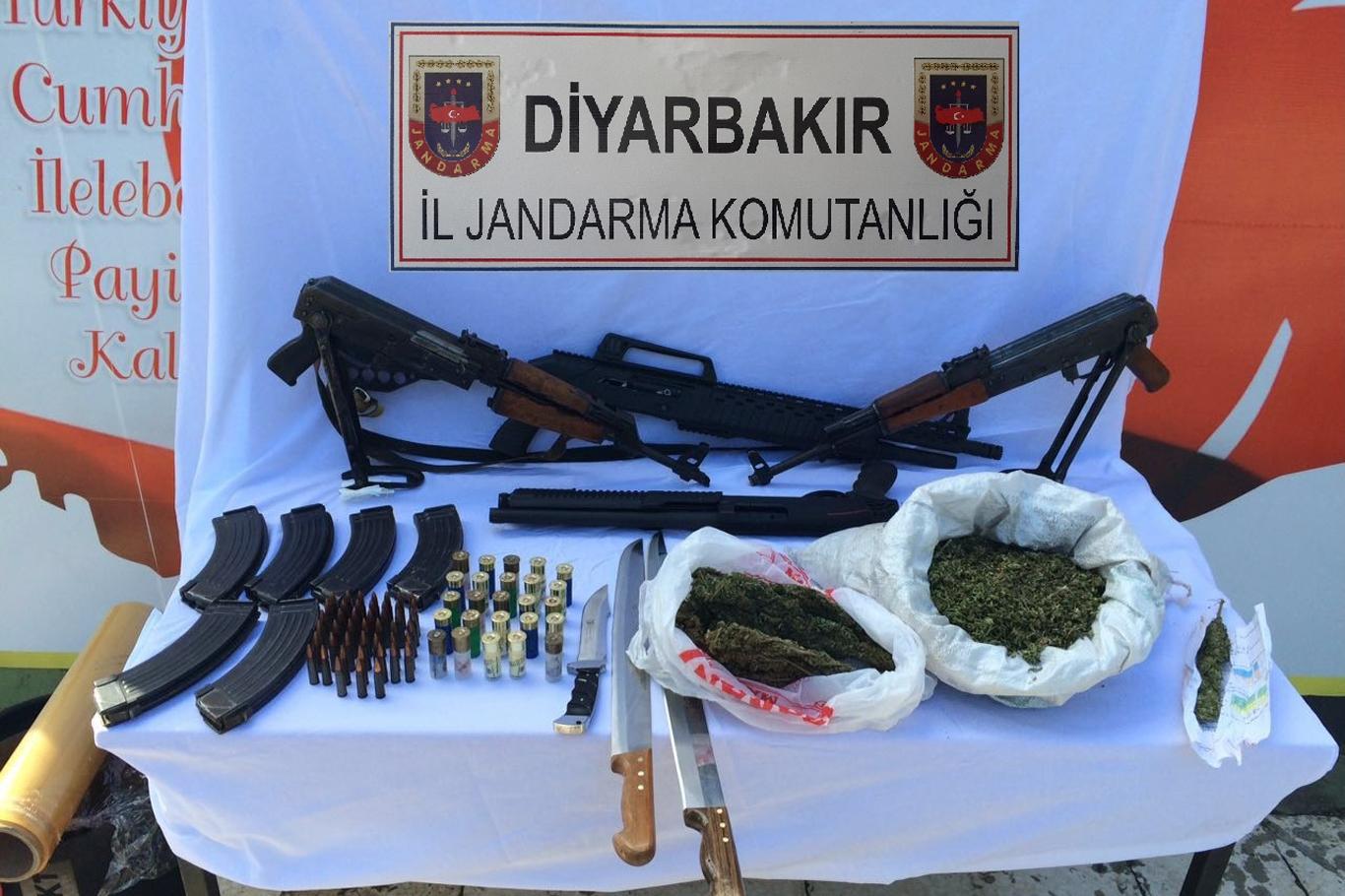 Diyarbakır’da uyuşturucu ve mühimmat ele geçirildi Diyarbakır’da uyuşturucu ve mühimmat ele geçirildi